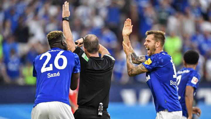 Schalke Players protest VAR no decision