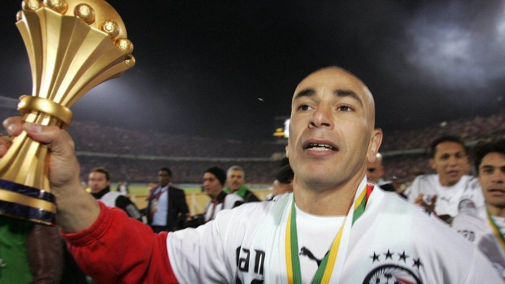 Hossam Hassan with the Africa Cup of Nations trophy in 2006